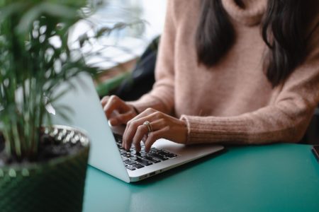 woman-working-on-her-laptop-computer_t20_WxL7Jz